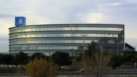 Edifici Corporatiu Banco Sabadell Sant Cugat / Folguerola Angela