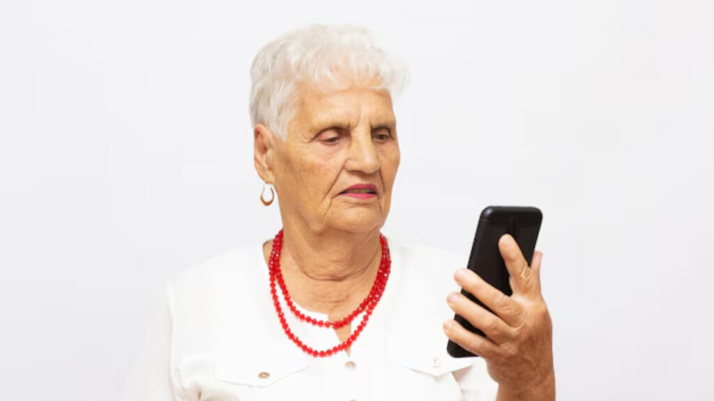 Senyora amb un telèfon mòbil