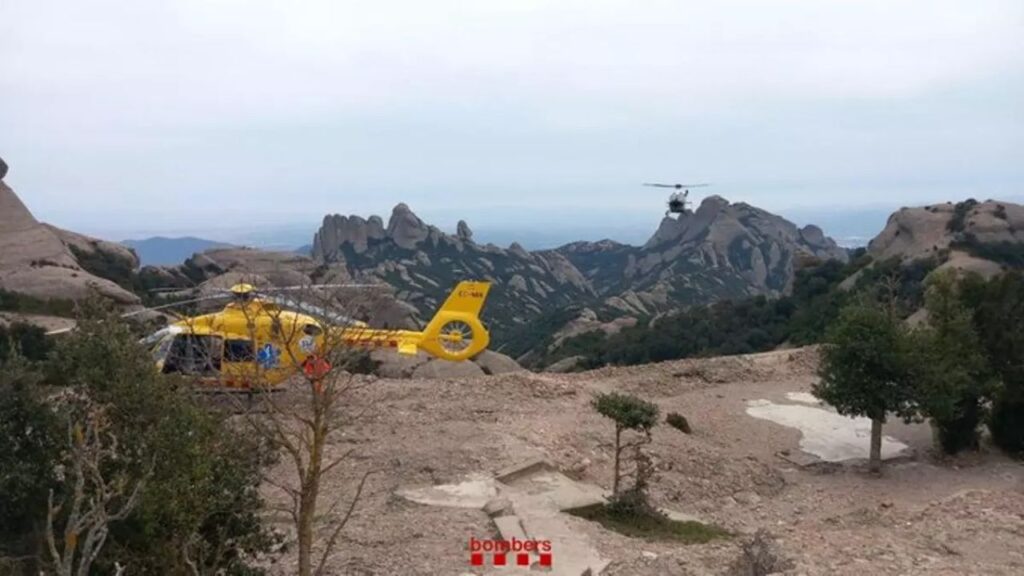 Dos helicòpters, de SEM i GRAE, que han actuat en el rescat de l'home desapregut