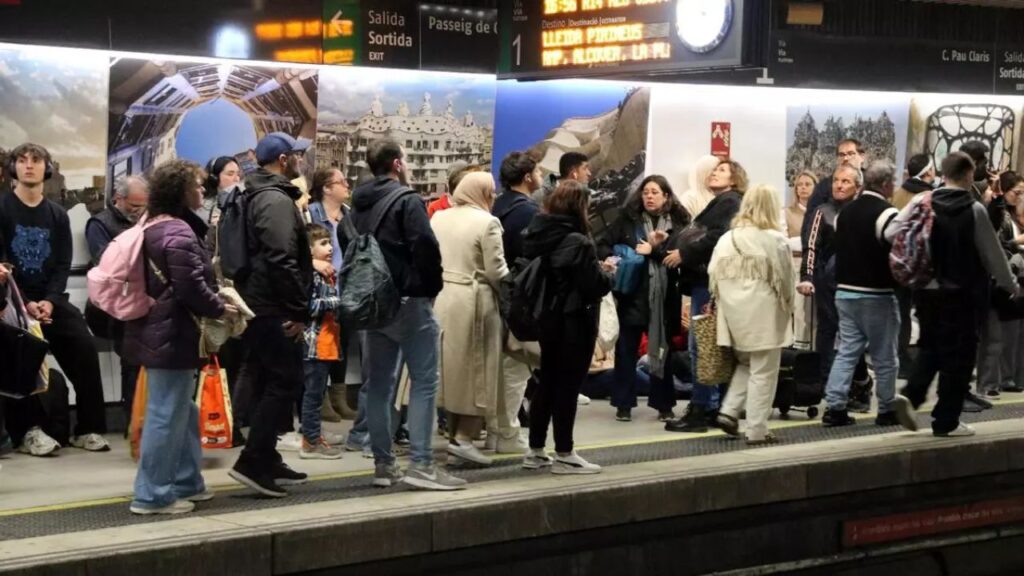 La via 1 de l'estació de passeig de Gràcia, plena de gent esperant els trens