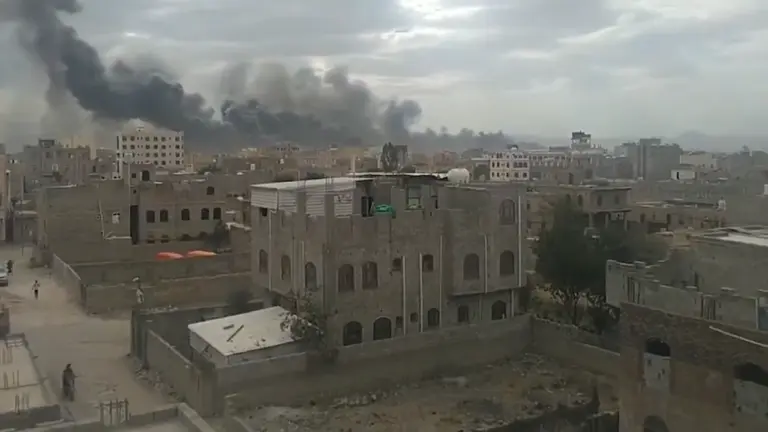 Boles de foc esclaten mentre Israel bombardeja objectius terroristes hutís i un aeroport