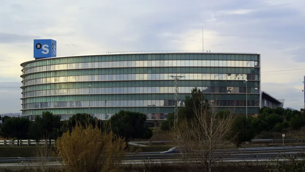 Edifici Corporatiu Banc Sabadell Sant Cugat / Folguerola Angela