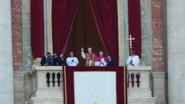 El papa Lleó XIV saluda la gent reunida a la plaça de Sant Pere en la seva primera aparició pública com a papa