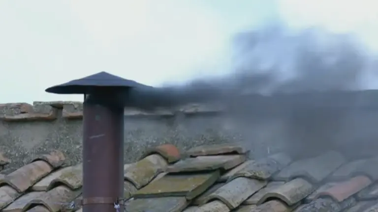 Fumata negra a l'inici de segon dia del conclave