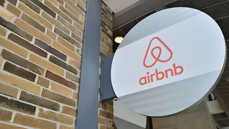 L’Ajuntament de Barcelona intensifica la seva acció contra Airbnb per garantir el compliment normatiu en pisos turístics abans del 2028 AIRBNB / Open Grid Scheduler