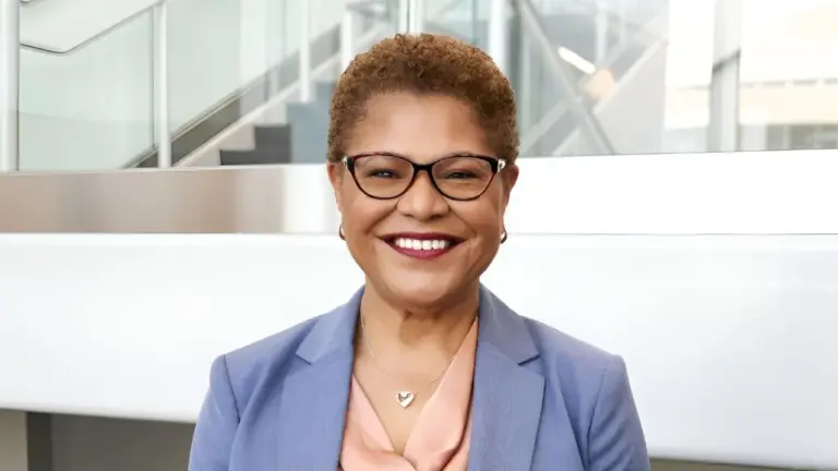 Los Angeles sota toc de queda enmig d’una escalada de tensió per les batudes migratòries Karen Bass / City of Los Angeles